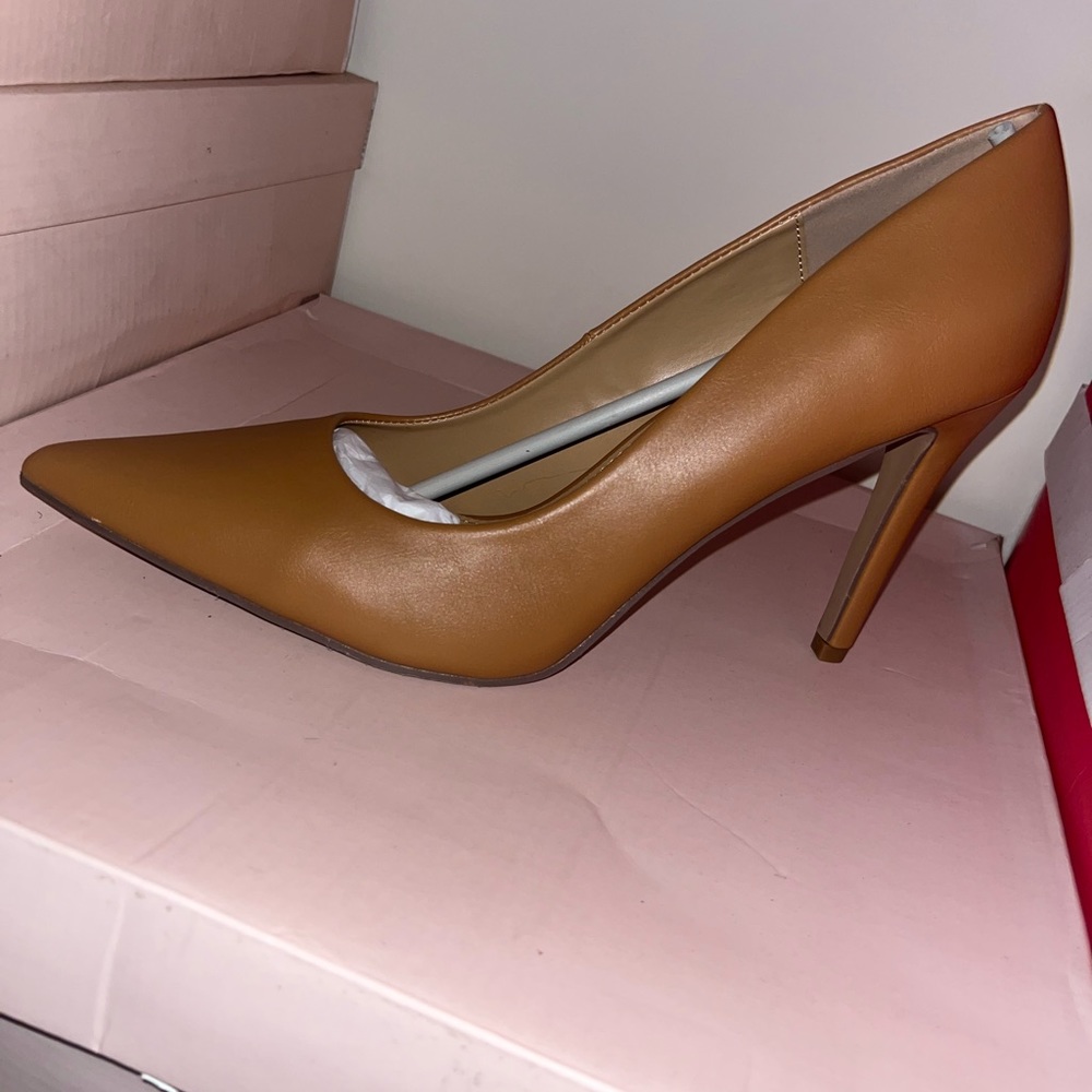 Gisselle Camel Pumps